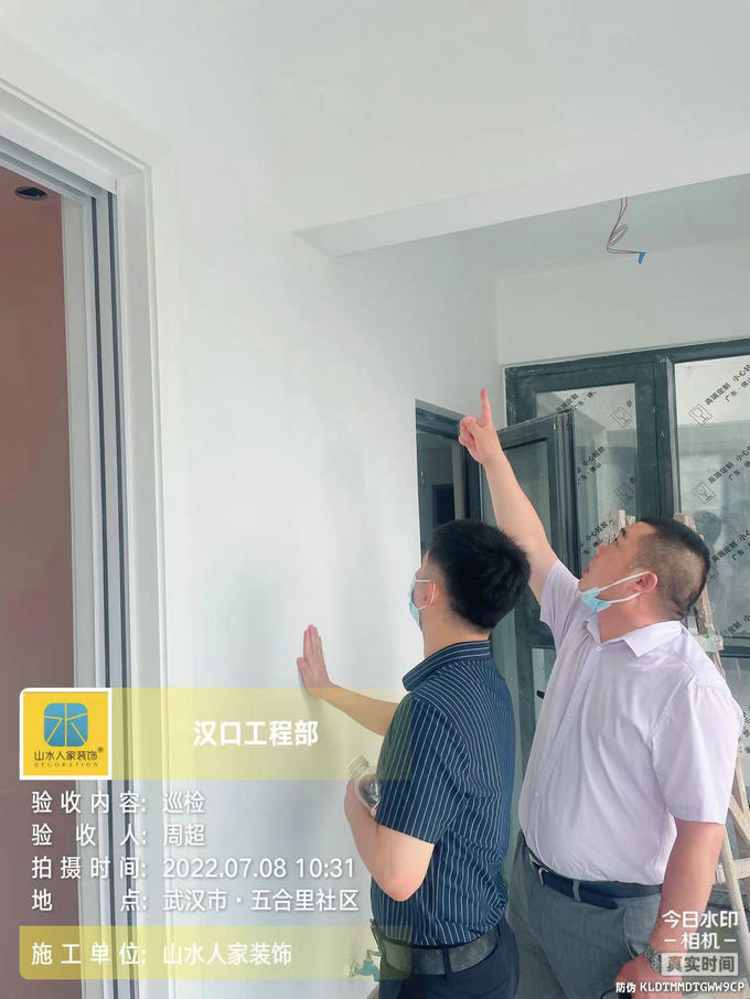 工程部領導檢查工地